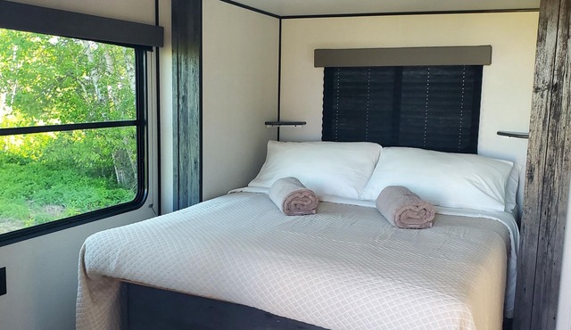 Fabulous new 2 bedroom camper with ocean view. 5 min from Aboiteau Beach!