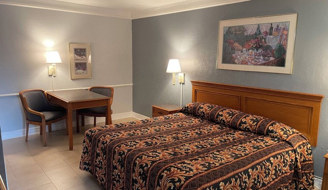 Fabulous Non-Smoking King Bedroom with AC in vibrant Houston