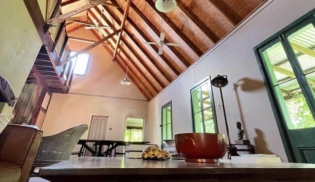 Fabulous off-grid creative farmhouse w/ luxury artist studio!