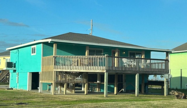 Fabulous open concept cabin sleeps 12 on Bolivar Peninsula