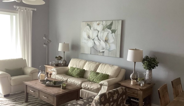 Fabulous penthouse condo with golf&lake view, modern furnishings!