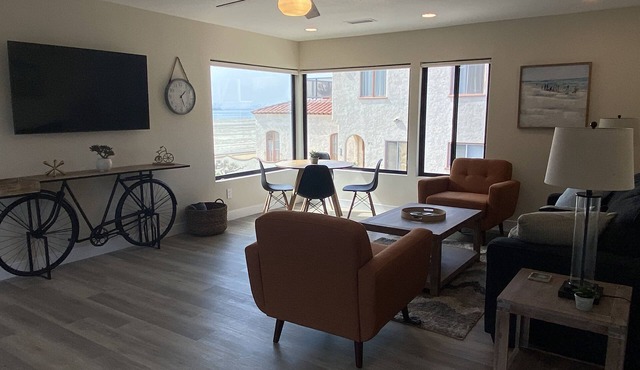 Fabulous private stand alone unit with amazing ocean views and private deck.