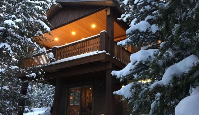 FABULOUS Remodel with Private Hot Tub, & more! Ten minutes to Yellowstone NP!