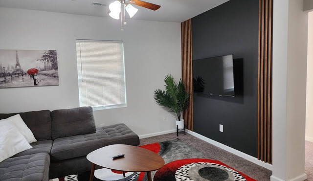 Fabulous Retreat! Centrally located. Quiet & Cozy! Sleeps 4. Hi Sp Wifi & more.