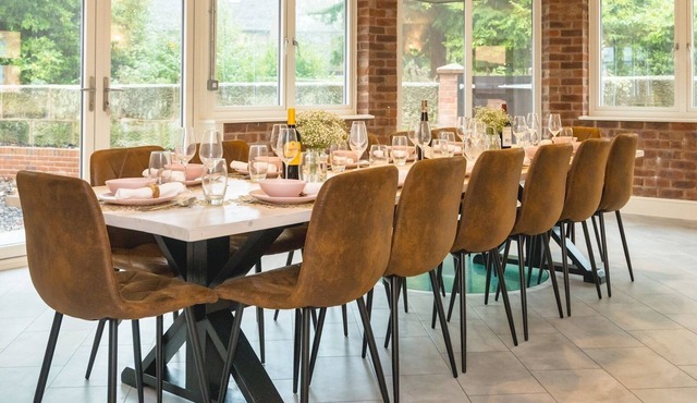 Fabulous Retreat (sleeps 14) with Pool and Sauna - Pass the Keys