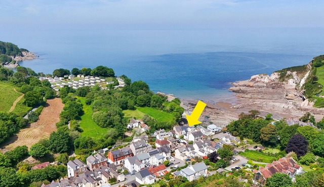 Fabulous Seafront House with 2 free parking spots, right on the beach