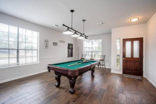 Fabulous & Stylish 4BR w Pool Table and Space to Chill