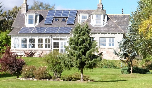 Fabulous sunny house in large private gardens. Sun porch & patio. Mountain views