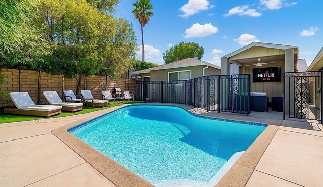 Fabulous Tarzana Poolside Retreat