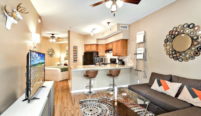 Fabulous, Tastful, And Fully Furnished Condo On Lake Travis Island Villa!
