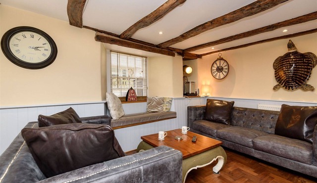 Fabulous town centre property, free parking, 2 mins walk from beach