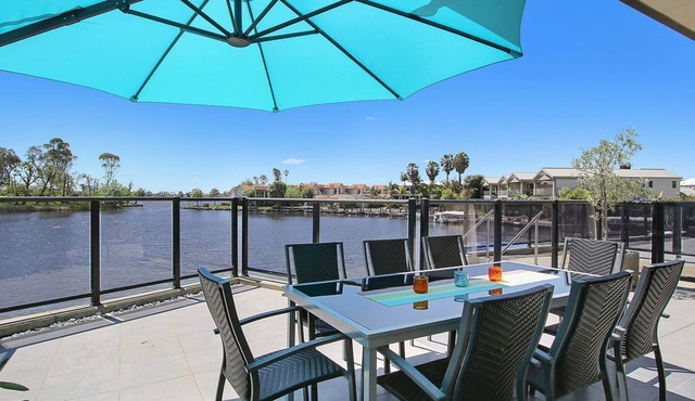 Fabulous townshouse with access to the lagoon at Lake Mulwala. Walk to the clubs and enjoy jetty.