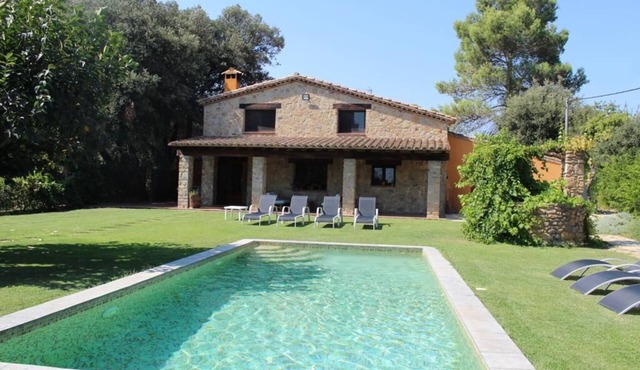 Fabulous traditional house in Costa Brava. Pool a/c and free wifi