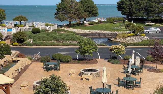 Fabulous two bedroom loft with lake view. Pool opens Mothers Day weekend