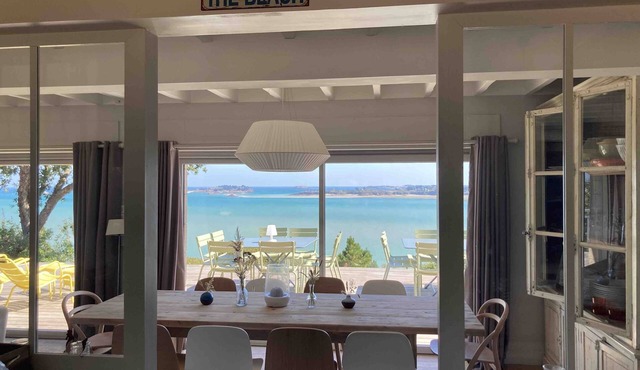 Fabulous Villa overlooking the sea, private escallier on a beach .