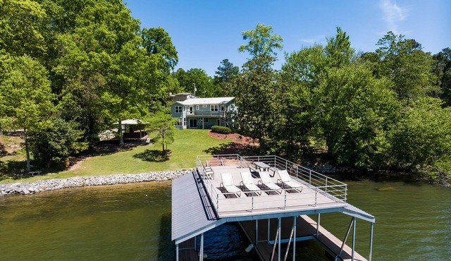 Fabulous views on nice cove! Easy short walk to dock. Outdoor kitchen & fire pit