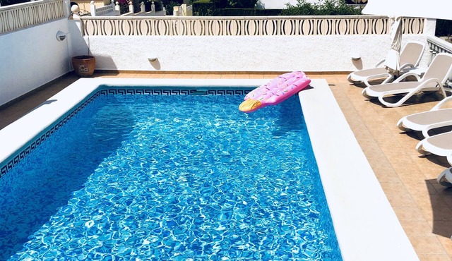 Fabulous Villa with Private Pool, Free Wi-fi, Full Air Con, Large TV