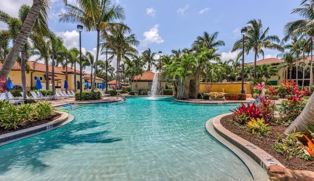 fabulous waterfront resort, 3 pools, lazy river, walk to 5th Ave!