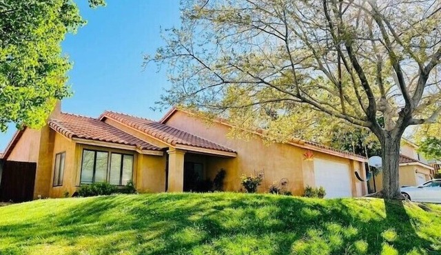 Fabulous West Palmdale home centrally located 🏡🌸