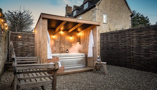 Fabulously presented dog friendly holiday cottage with outside tub - The Coach House, South Cerney