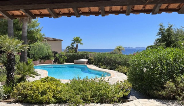 Face aux Iles D'hyeres, 50 Mètres de la Plage, Villa 300 M2,5 Chambres, Piscine