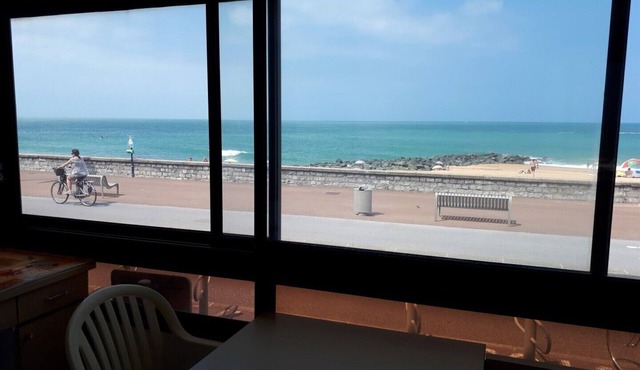 FACE TO THE CENTRAL BEACH for this pleasant T2 of 40m².