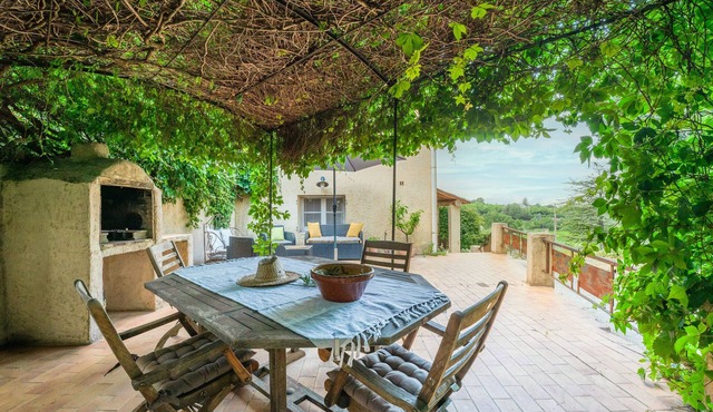 Facing Mont Ventoux – Cozy house with mountain views and cycling comfor