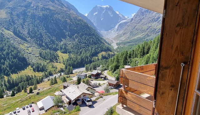 Facing the mountains