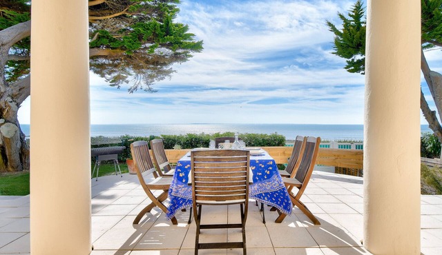 Facing the ocean, lovely spacious house for 6