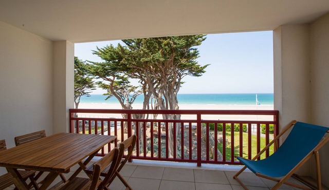 Facing the sea, lovely flat for 8