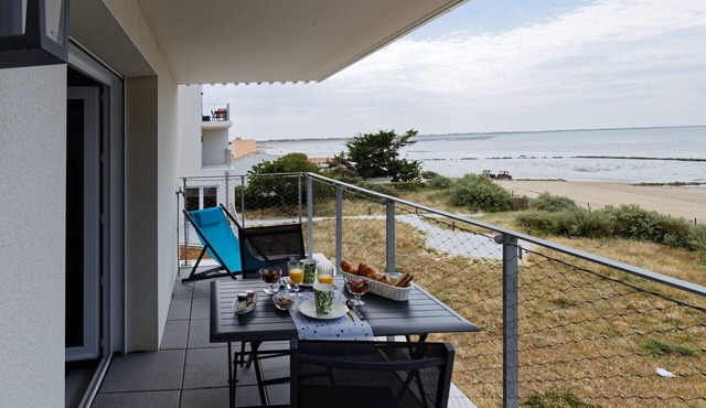 Facing the sea - 50 m from the beach