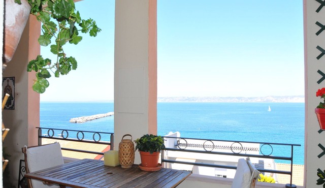 Facing the sea, in a luxury residence, 2 min walk from the Catalans beach, parking