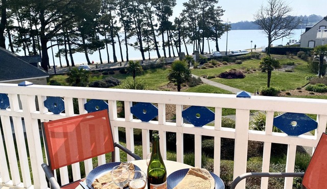 FACING THE SEA, T3 refurbished overlooking the beach Cap Coz, pool, terrace