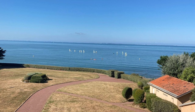FACING THE SEA, Very nice apartment T2, large balcony and beach below