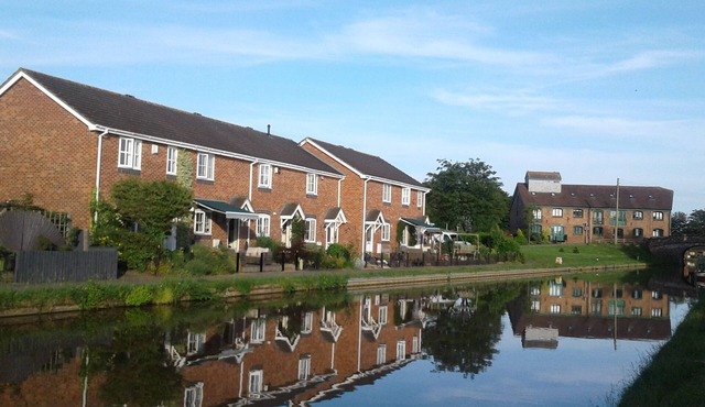 Facing the Shropshire Union Canal