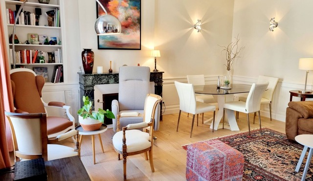 Facing the town hall, large apartment