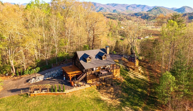 Fainting Goats! & Epic Views- Luxe Mountaintop Cabin near Asheville, NC