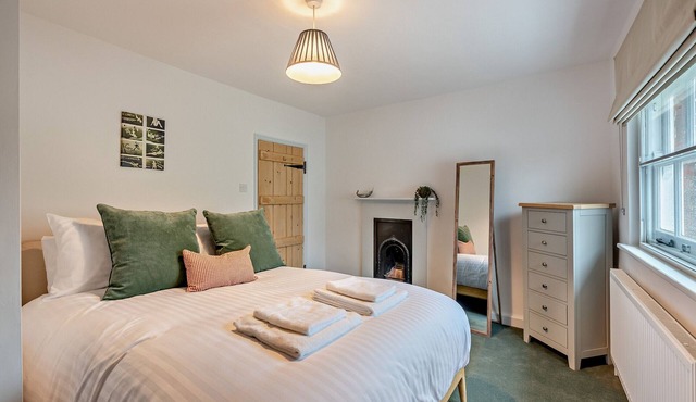 Fair Maids Cottage - Two Bedroom House, Sleeps 4