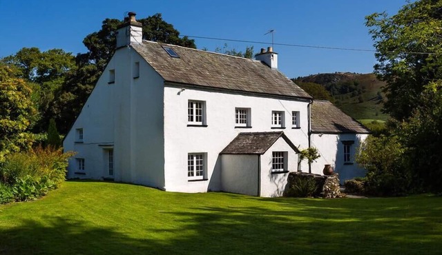 FAIR RIGG OLD FARM, pet friendly, with open fire in Cartmel