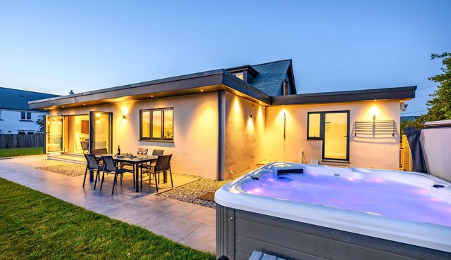 Fair Skies - Four Bedroom House, Sleeps 8