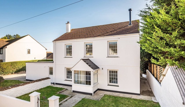 FAIR VIEW, pet friendly, character holiday cottage in St Mawes