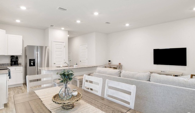 Fairchild Townhome~Beaches-Shopping-UWF