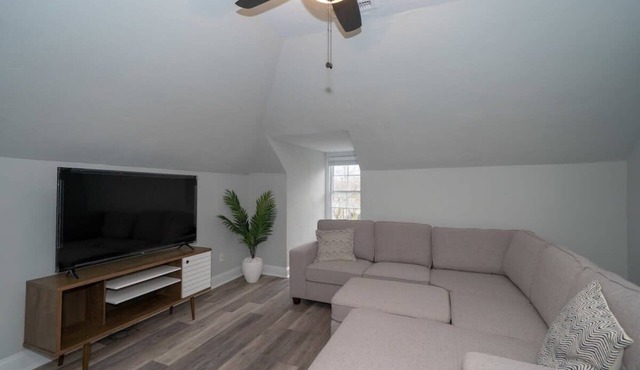 Fairfax Manor Pearl Suite