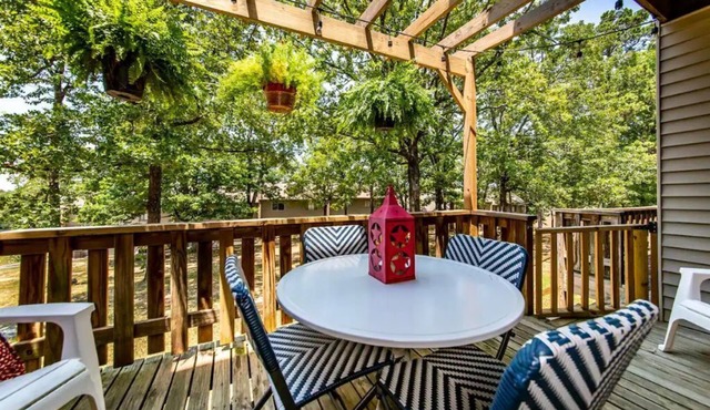 Fairfield Bay Gem w/pool access and 4 Mi to Lake.