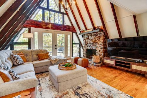 Fairfield Bay Home w/Pool Access & Boat Slip