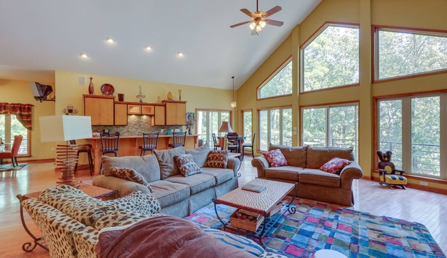 Fairfield Bay Retreat w/Fireplaces & Lake Access