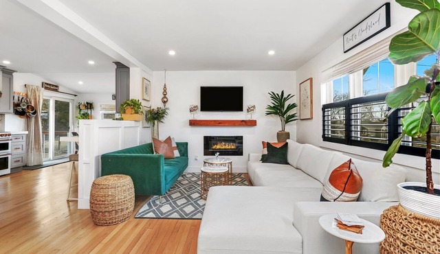 Fairfield Downtown Impeccable! Wifi, Open, Cheery, AC, Patio, Deck, 3 Beds!