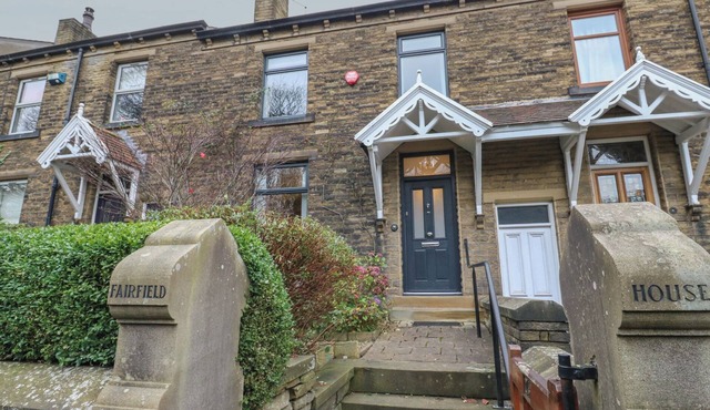 FAIRFIELD HOUSE, pet friendly, with a garden in Almondbury