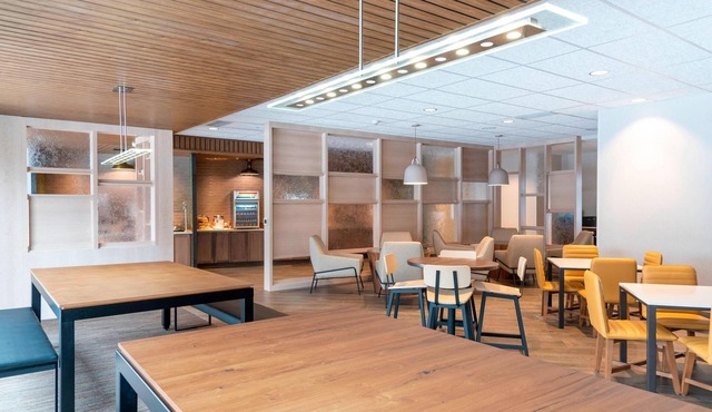 Fairfield Inn & Suites by Marriott Fair Oaks Farms