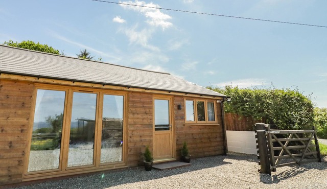 FAIRFIELD, romantic, with hot tub in Clee Hill